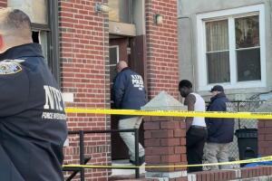 Presunta disputa entre vecinos deja dos muertos y un oficial del NYPD herido en Brooklyn.