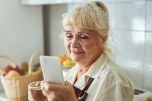señora mayor usando su celular.jpg