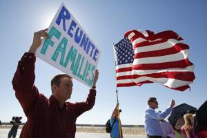 Un hombre protesta frente al centro de detención de niños inmigrantes en Tornillo, Texas.