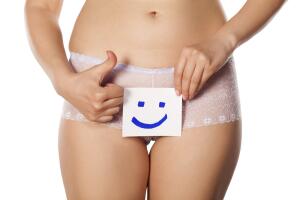 Mujer tapando su vagina con una carita feliz