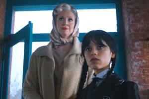 Gwendoline Christie altura en 'Wednesday' como la directora Weems.jpg