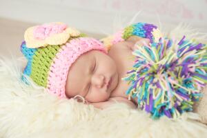 bebe_durmiendo_gorro_de_colores.jpg