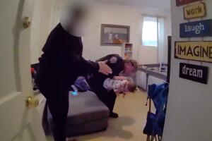 Policías de Nueva York salvan la vida de un bebé de 10 meses en Queens.