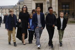 Angelina Jolie y sus hijos Maddox, Pax, Zahara, Shiloh, Vivienne y Knox.