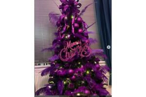 Árbol de Navidad negro decorado con tonos púrpura