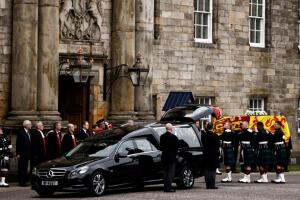 Momento en el que la guardia real saca el féretro de la reina Isabel en el palacio de Hollyroodhouse, en Edimburgo.