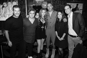 Shakira junto a Rafael Arcaute y su equipo de Sony Music