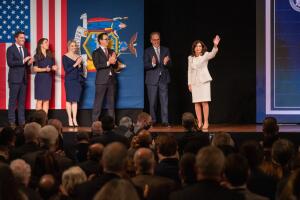 Toma posesión Kathy Hochul en NY