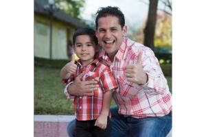 Flavio César y su hijo.jpg