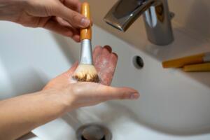 lavar-brochas-de-maquillaje.jpg