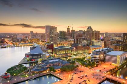 <b>Puesto 12: Baltimore, Maryland.</b> Esta ciudad portuaria está llena de tiendas y restaurantes, especialmente en el puerto, a lo largo del cual puede viajar en taxi acuático. Es el hogar de atracciones famosas como el Acuario Nacional y el festival de arte libre más grande del país tiene lugar allí cada mes de julio.