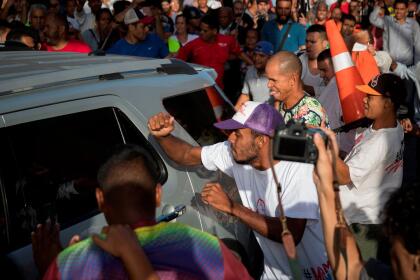 El líder opositor Juan Guaidó y su esposa, Fabiana Rosales, salen en un carro del Aeropuerto Internacional de Maiquetía Simón Bolívar.