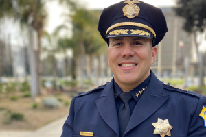 El jefe de la policía de Fresno, Paco Balderrama, recibe baja administrativa en medio de una investigación. 