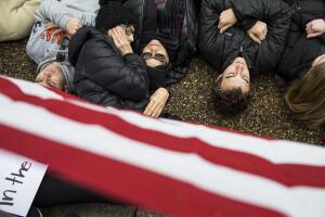 Decenas de estudiantes protestan frente a la Casa Blanca para pedir control de armas