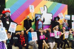 Protestan contra política nombres de Facebook