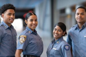 Ofrecen pasantías pagadas en el Cuerpo de Cadetes de NYPD