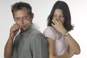 Conheça os perigos de se conviver ao lado de uma pessoa que fuma