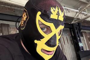 Gerard Piqué apareció en sus redes sociales con esta máscara que tenía la imagen de la Kings League, la liga de futbol 7 que presentó en México este martes 24 de octubre. 