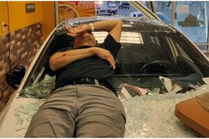 Felipe espera la llegada de los paramédicos mientras sigue con dolores sobre el auto que lo atropelló.