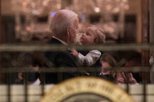 El presidente Joe Biden con su nieto Beau en la Casa Blanca el 20 de enero de 2021, día de su toma de posesión.