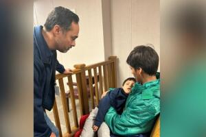 El congresista Joaquín Castro participa en un mitin frente al centro de detención de ICE en Dilley, Texas, tras reunirse con Liam Conejo Ramos y su padre.