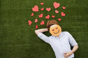 emoji-hombre-amor-corazones.jpg