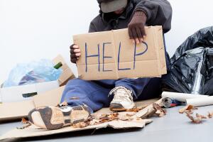 Persona sin hogar pidiendo ayuda