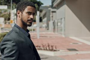 Alfred Enoch interpreta Antônio em "Medida Provisória"