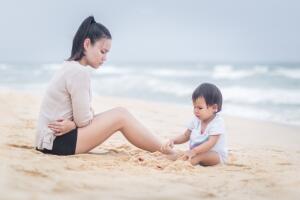 madre-bebe-depresion-posparto-playa.jpg