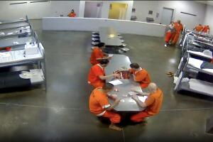 Un momento del ataque a Rosendo Echevarria, en la parte superior derecha, mientras otros jugaban a las cartas y al ajedrez cerca.