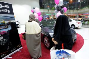 Arabia Saudita abre su primera agencia de autos para mujeres