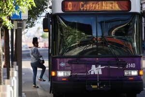 Una mujer sube a un autobús en el centro de Phoenix, Arizona. A pesar de los temores de la pandemia de Coronavirus (COVID-19), los servicios de Valley Metro continúan con un horario regular.