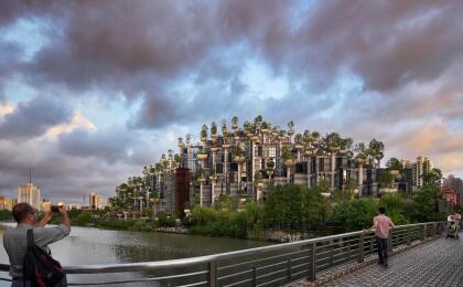 ‘1000 Trees’ (1000 árboles, en español) fue el nombre que le dieron a esta asombrosa construcción que ocupa más de 3 millones de pies cuadrados (unos 300,000 metros) y alcanza casi 200 pies de altura (unos 60 metros), alrededor de varias edificaciones históricas de Shanghái.