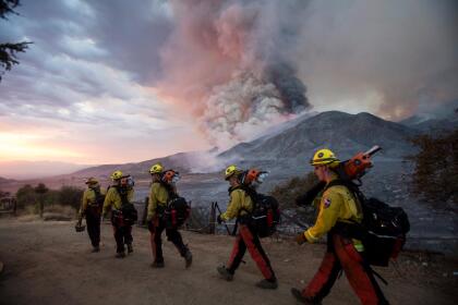 Los bomberos del CalFire han trabajado sin descanso desde el viernes con el fin contener las llamas y su destrucción en toda la región de California. 
<br>Esta es una imagen de El incendio El Dorado que obligó la evacuación de al menos 54,000 residentes en varias comunidades del montaña en el condado de San Bernardino.