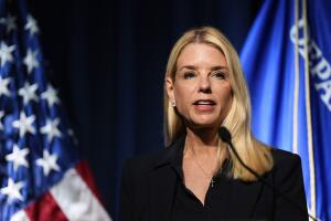  Corte de EEUU frena ofensiva judicial contra fuerzas federales en Minnesota; Pam Bondi lo celebra