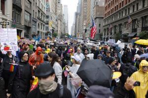 Decenas de miles marcharon en Manhattan contra Trump, denunciando su autoritarismo, pese a la lluvia y con un ambiente pacífico.