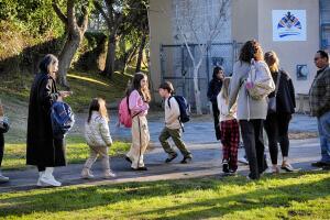 ¿Bajo qué circunstancias puede un estudiante faltar a la escuela de manera justificada?