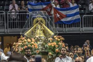 La imagen de la patrona de Cuba entrando al Watsco Center, donde se celebró una misa en su honor, luego de recorrer las calles de Miami.