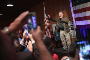 Bannon durante un evento de campaña este lunes en Alabama a favor de Roy Moore.