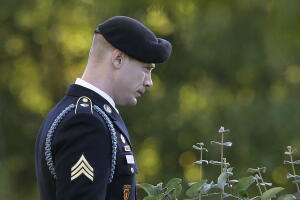 El sargento Bowe Bergdahl al salir este viernes de la sala donde era juzgado para esperar la sentencia.