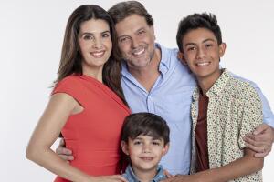 René Strickler, Mayrín Villanueva, Mauricio Arriaga y Ruy Gaytán conforman a la familia del Paso