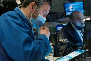 Markets Continue To Fall After Weak Tech Earnings