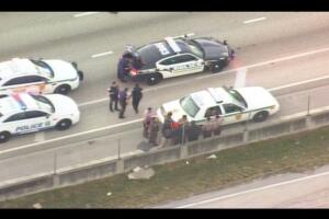 Mujer patea ventanilla de patrulla policial