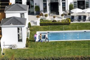 Jennifer López visitó una mansión en Brentwood