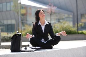 Mujer meditando en la calle