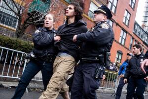 Dos jóvenes enfrentan cargos de terrorismo por explosivos frente a casa del alcalde de Nueva York.