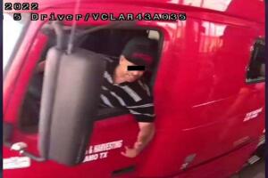 Homero Zamorano Jr., de 45 años, pasando por los puntos de revisión migratoria de CBP, donde fue captado por las cámaras de seguridad a las 2:50pm el lunes 27 de junio, en Encinal y Cotulla, Texas.