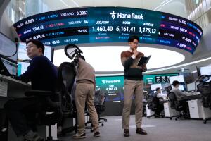 Operadores de divisas trabajan cerca de una pantalla que muestra el Índice Compuesto de Precios de las Acciones de Corea (KOSPI), arriba al centro, y el tipo de cambio entre el dólar estadounidense y el won surcoreano, arriba al centro a la izquierda, en la sala de operaciones de cambio de divisas de la sede del Banco Hana en Seúl, Corea del Sur, el martes 3 de marzo de 2026.