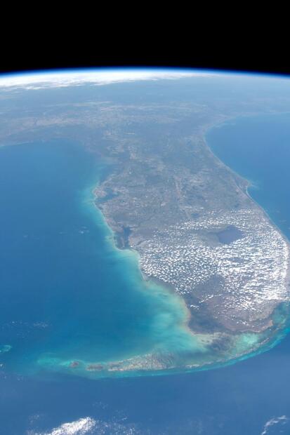 La belleza de La Tierra desde el espacio 7 “Desde solo unos cientos de millas se puede ver un estado completo. La huella humana se desvanece y las aguas azules y turquesas alrededor de Florida te atraen. Desde aquí nos lanzaremos a la Luna durante #Artemis, para continuar explorando los misterios de nuestro universo”. escribió el astronauta junto a esta foto. En Cabo Cañaveral, al este de Florida, está ubicado el centro de lanzamiento más importante de NASA.