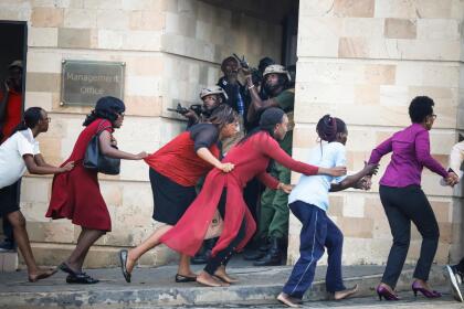 <b>Terror en Kenia.</b> Un grupo de mujeres corre frente a militares armados luego de ser evacuadas de un hotel que 
<a href="https://www.univision.com/noticias/atentado-terrorista/bombas-balas-y-panico-ataque-de-extremistas-en-complejo-hotelero-de-nairobi-deja-21-civiles-muertos-fotos-fotos">fue atacado por un grupo islamista en Nairobi a principios de 2019</a>. Una veintena de personas perdieron la vida en el ataque, del que se responsabilizó el grupo al-Shabab, de Somalia. En un comunicado afirmaron que fue "una respuesta a la decisión del presidente Donald Trump de reconocer a Jerusalén como la capital de Israel".